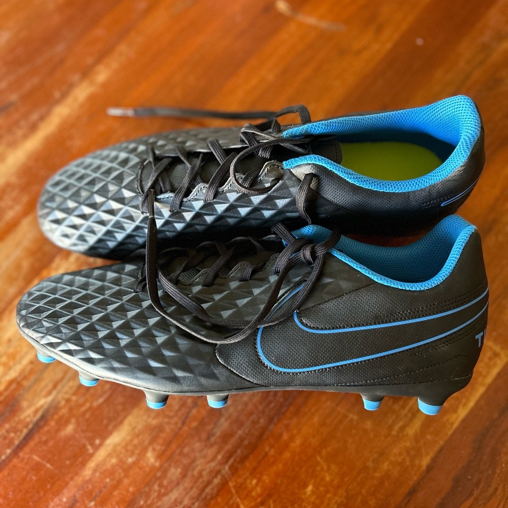 Nike Men's Black Tiempo Legend soccer cleats size 11